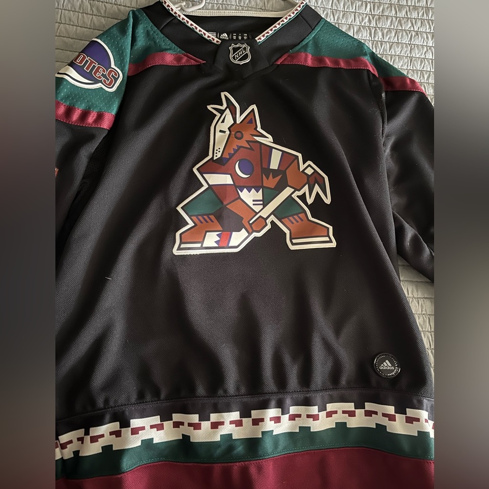 Men’s large coyotes jersey